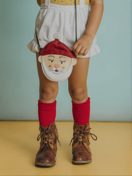 Bốt cổ thấp màu nâu trên vớ trắng kiểu crew trong nền trắng vô hạn, góc chụp 45 độ.