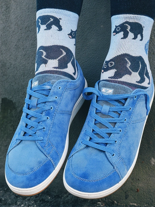 蓝色低帮运动鞋模特搭配白色船袜于水泥路面,45度角拍摄