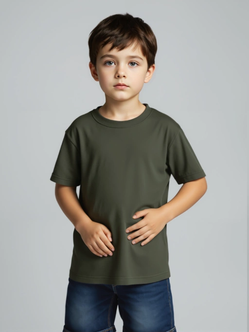 IA Habiller Modèle Enfant T-shirt avec Modèle Enfant : Modèle Studio portant T-shirt dans Studio Gris Minimaliste, Style Professionnel.