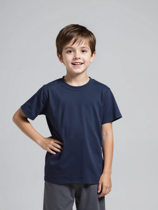 Professionelle KI-Produktfotografie für T-Shirt mit Kindermode-Modell mit Studiomodell im minimalistischen Grauen Hintergrund, professioneller Stil.