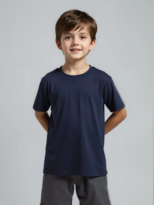 IA para Colocar Ropa en Modelo para Camisetas Infantiles con Modelo de Estudio presentando modelo de estudio usando camisetas en Estudio Minimalista Gris, estilo Confiable.