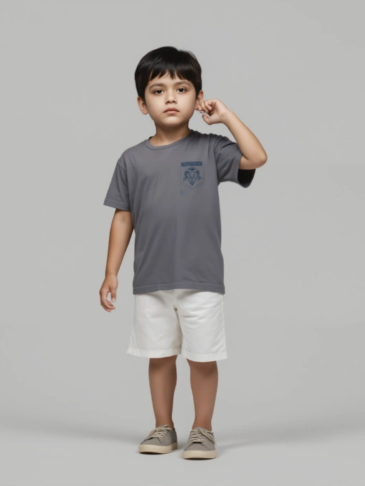 ミニマルホワイトスタジオでスタジオモデルが着用するスレイトグレーTシャツのプロフェッショナルなAI子供服モデル画像。信頼性のあるスタイル。