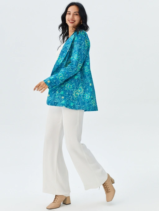 Profissional Colocar Roupas na Modelo AI para Blazer com Modelo Latina apresentando Modelo de Estúdio usando Blazer no Estúdio Branco Minimalista, estilo elegante.