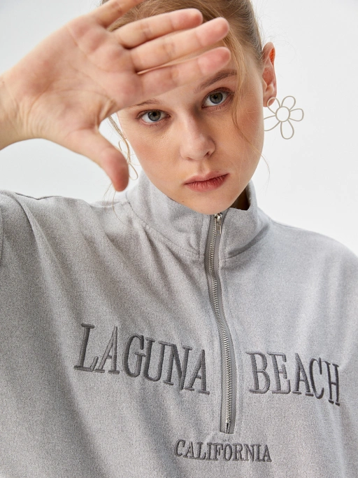 专业级AI卫衣产品摄影(工作室模特),展现白人模特身着卫衣于简约白色影棚场景,专业风格。