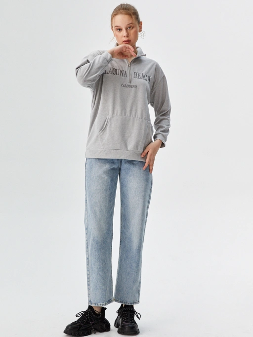 Ghost Mannequin to Model cho Hoodies với Mô hình studio, người mẫu mặc Áo hoodie & Sweater trong studio trắng tối giản, phong cách chuyên nghiệp.