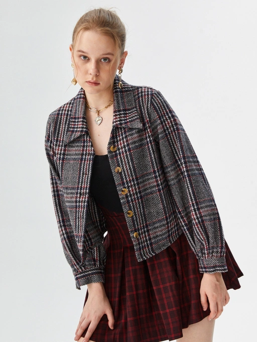 스튜디오 모델 착용 재킷의 전문적 AI 제품 사진, 미니멀 화이트 스튜디오 배경, 프로페셔널 스타일