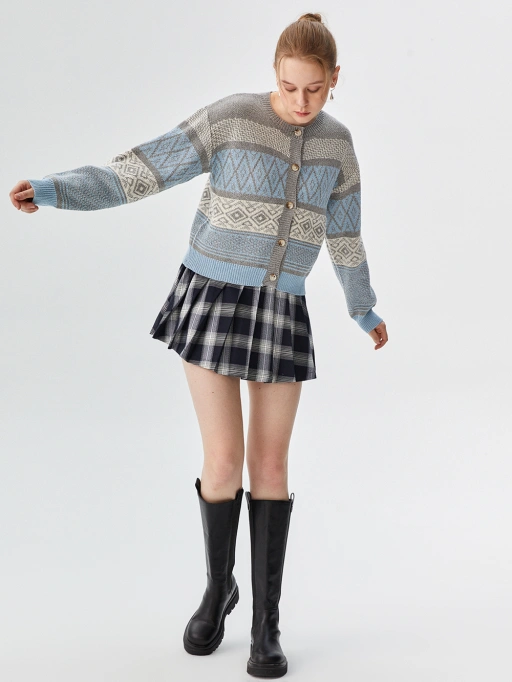 Image IA de fiche produit vêtement professionnelle mettant en avant un modèle studio portant un cardigan dans un studio blanc minimaliste, style professionnel et fiable.