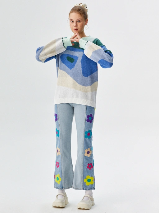 ภาพ AI แปลงภาพแบนเป็นโมเดลแบบมืออาชีพสำหรับชุดผู้หญิงสไตล์ Y2K ที่แสดงโมเดลสตูดิโอสวมใส่เสื้อกันหนาวในสตูดิโอสีขาวแบบเรียบง่าย พร้อมสไตล์ทันสมัยและมีสไตล์