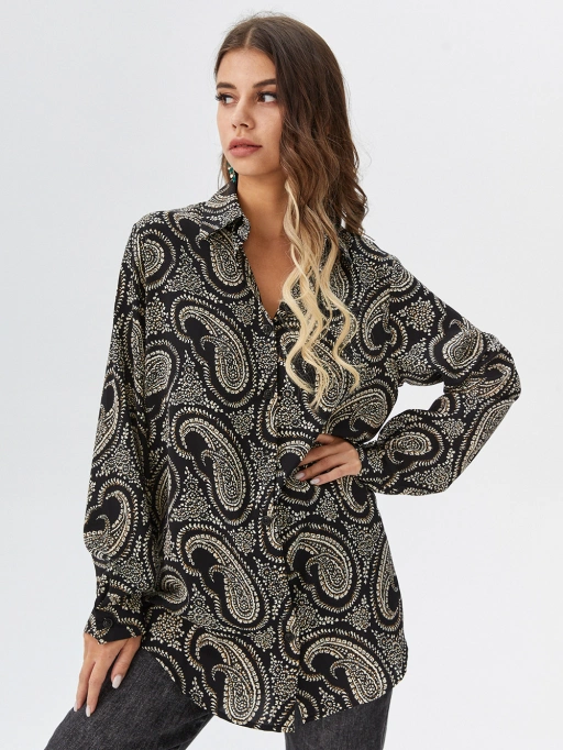 ภาพโมเดลไร้ตัวตนสำหรับเสื้อเชิ้ตด้วยโมเดลสตูดิโอ แสดงโมเดลสวมเสื้อเชิ้ตกระดุมหน้าในสตูดิโอสีขาวเรียบง่าย สไตล์มืออาชีพ