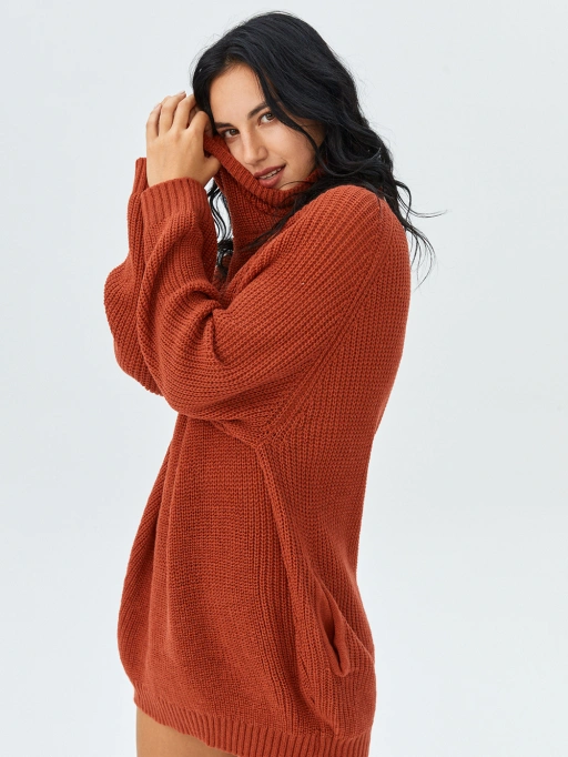 Fotografía profesional de producto mediante IA para suéteres con Modelo de Estudio, mostrando al Modelo de Estudio usando suéteres en estudio blanco minimalista, estilo profesional.