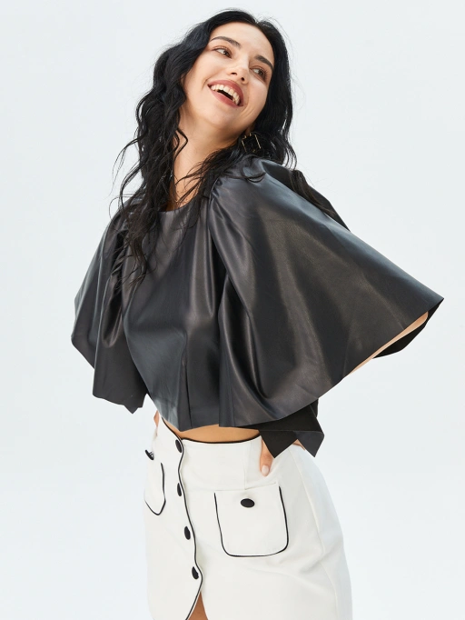 Fotografia Profissional de Produto AI para Cropped Tops com Modelo Negro, mostrando Modelo Negro vestindo Cropped Top em Estúdio Branco Minimalista, estilo Contemporâneo.