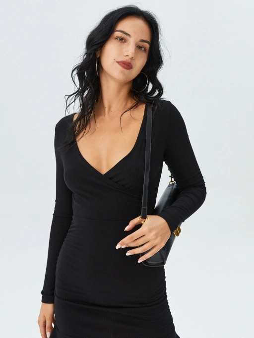 Professionelle KI-Produktfotografie für Bodycon-Kleider mit Studio-Modell, das Bodycon-Kleider im minimalistischen weißen Studio trägt, professioneller Stil