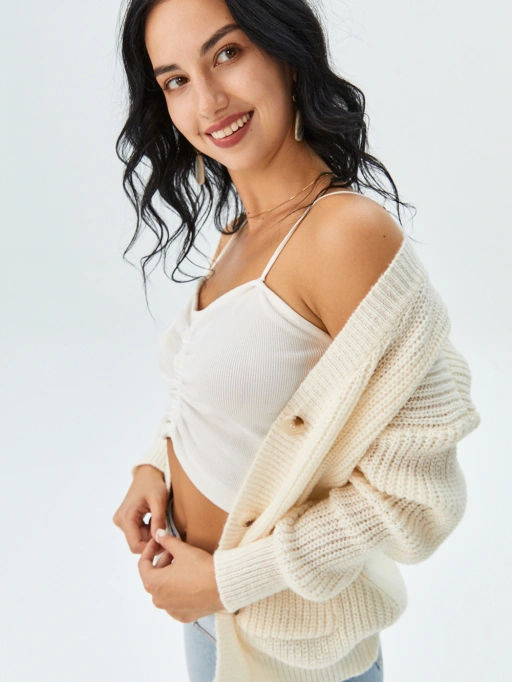 Professionelles Geistermannequin für Cardigan mit Studio-Modell, das einen Cardigan im minimalistischen weißen Studio trägt, entspannter Stil.
