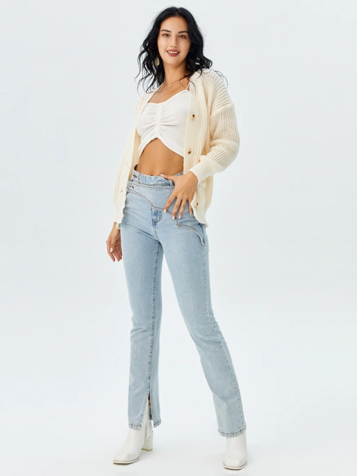 Fotografi Mode Profesional dengan AI untuk Pakaian Wanita dengan Model Kulit Hitam menampilkan Model Kulit Hitam mengenakan Celana Jeans di Studi Putih Minimalis, gaya Profesional.