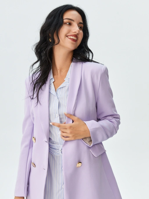 AI生成黑人女性模特穿着西装外套的电商主图,展现专业商务风格,背景为极简白底摄影棚