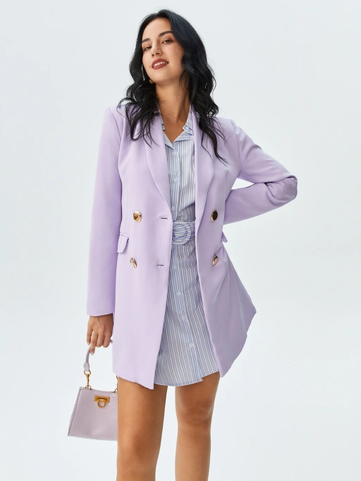 アフリカ系アメリカンモデルがミニマルライトグレースタジオでプロスタイルのブレザーを着用している画像。