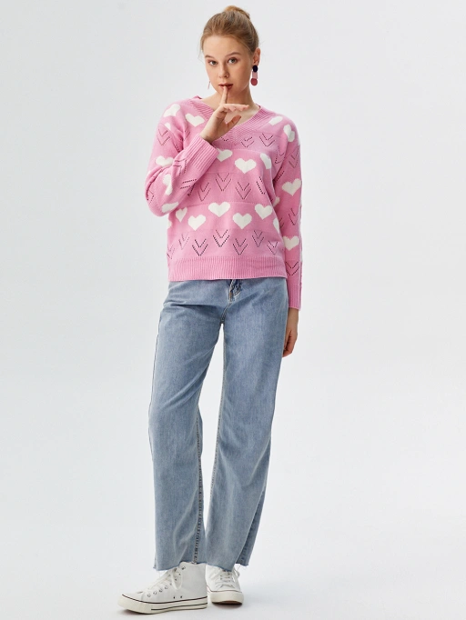 Professionelles Flat Lay to Model AI für Pullover mit Studiomodell mit kaukasischem Studiomodell im minimalistischen weißen Studio, niedlich und verspielt.