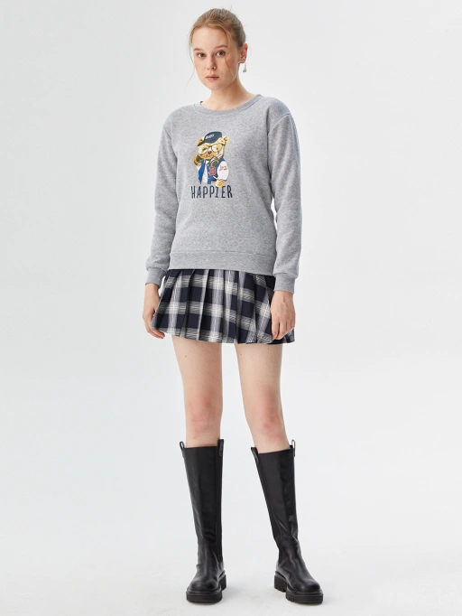 Mannequin fantôme pour sweat-shirts avec modèle en studio présentant un modèle en studio portant des sweat-shirts dans un studio blanc minimaliste, style professionnel.