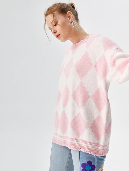 Professionelles KI-Modellbild für Pullover mit Studiomodell, darstellend ein Studiomodell im minimalistischen weißen Studio mit Entspanntheit tragen.