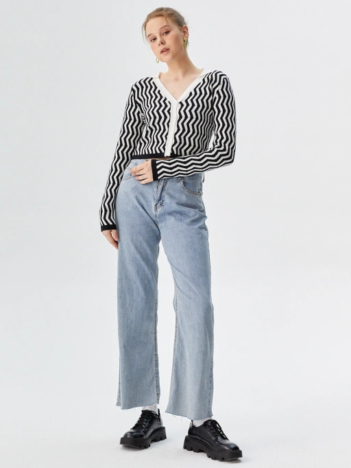 女性开衫AI产品摄影(工作室模特),展现简约白底工作室场景中模特身着开衫的专业风格