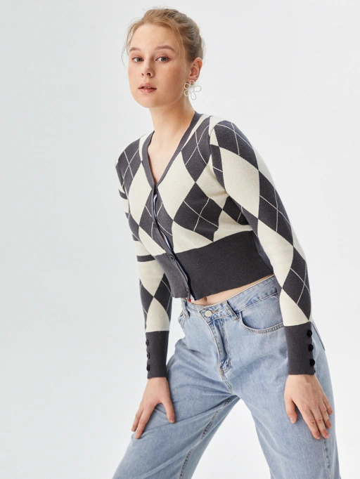 AI毛衣时尚摄影:浅肤色Studio模特身着开襟衫置身简约纯白影棚,专业风格