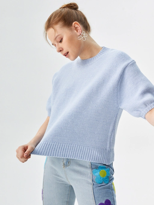 Imagen profesional de Colocar Ropa en Modelo con IA para Suéteres con Modelo de Estudio, mostrando un Modelo de Estudio usando Suéteres en estudio blanco minimalista, estilo relajado.