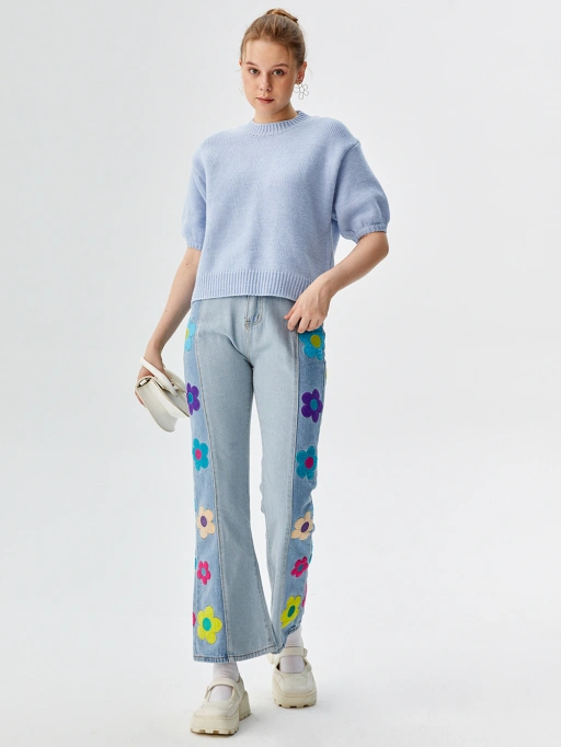 女性服饰AI产品摄影:浅肤色工作室模特身着牛仔裤,极简白色影棚背景,潮流风格。