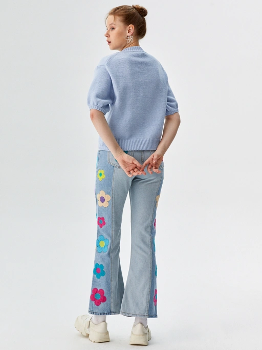 Colocar Roupas no Modelo de Estúdio com IA para Calças Femininas com Modelo de Estúdio apresentando modelo usando Calças no Estúdio Branco Minimalista, estilo Profissional e Relaxante.