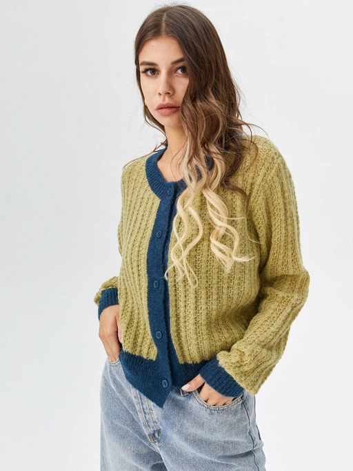 Профессиональное изображение кардигана с применением ИИ-моделирования, демонстрирующее студийную модель в минималистичной белой студии, расслабленный стиль.