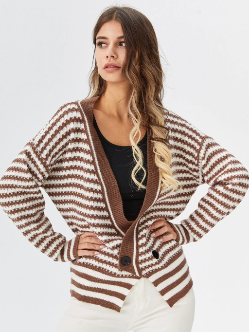 Ảnh chuyên nghiệp từ AI tạo mẫu quần áo cho áo len với mẫu studio, người mẫu mặc áo cardigan trong phòng quay tối giản trắng, phong cách chuyên nghiệp.