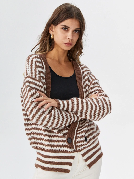 Fotografía Profesional de Producto con IA para Cardigan con Modelo de Estudio, mostrando modelo vestido de cardigan en Estudio Blanco Minimalista, estilo profesional.