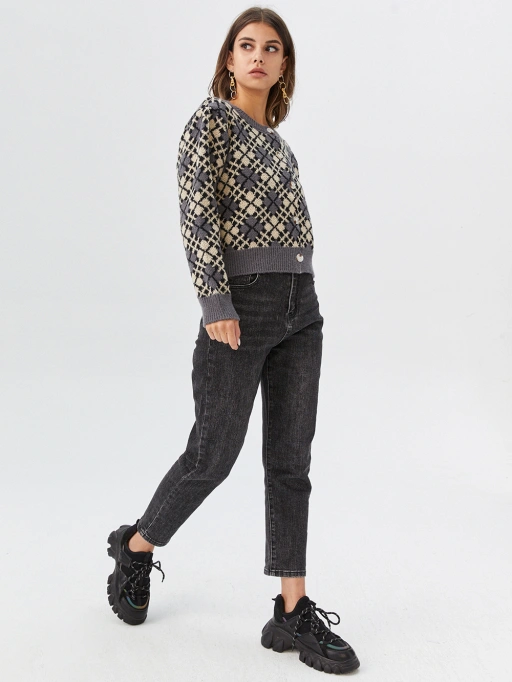 Mannequin fantôme vers modèle pour pulls avec modèle studio présentant un modèle studio portant des pulls dans un studio blanc minimaliste, style professionnel.