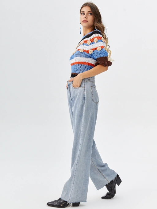 Model Profesional AI untuk Crop Top Rajutan Wanita Warna-warni dengan Model Studio yang menampilkan Model Studio mengenakan Crop Top Rajutan Wanita Warna-warni di Studio Putih Minimalis, gaya profesional.