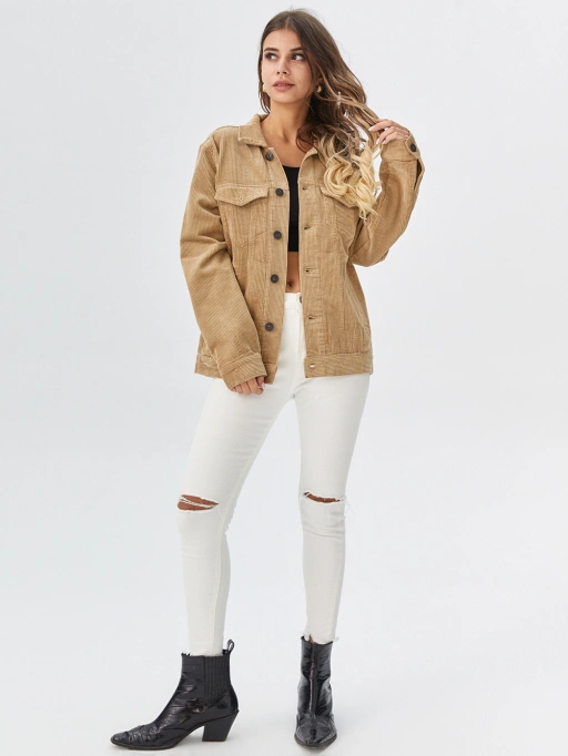 Photographie produit professionnelle IA pour veste en corduroy avec modèle en studio présentant un modèle en studio portant des vestes dans un studio blanc minimaliste, style professionnel.