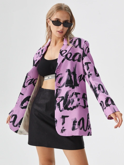 Photographie produit professionnelle IA pour blazer femme avec modèle studio, montrant un modèle studio portant un blazer dans un studio blanc minimaliste, style audacieux.