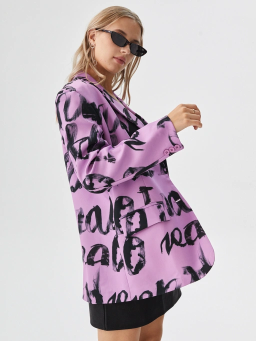 专业虚拟模特替代方案展示西装外套搭配高加索模特工作室拍摄,呈现前卫风格。