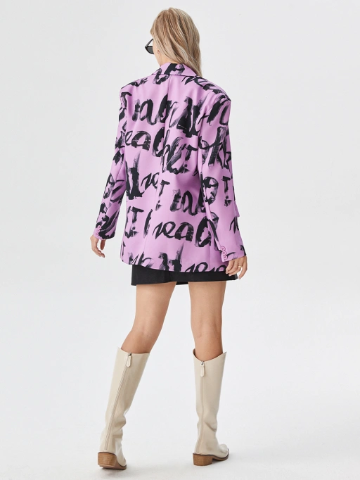 Fotografi Produk AI Profesional untuk Blazer dengan Model Studio yang menampilkan Model Studio mengenakan Blazer di Studi Putih Minimalis, gaya Profesional.