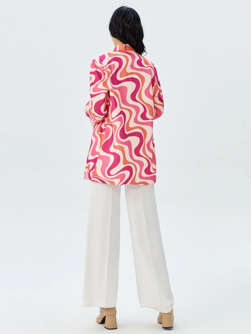 Fotografia de moda profissional com IA para blazers com modelo de estúdio, exibindo modelo usando blazers em estúdio branco minimalista, estilo profissional.