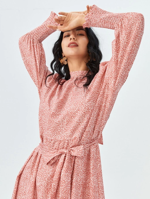 Mannequin Fantôme pour Robe avec Modèle Noir présentant un modèle noir portant une robe dans un studio blanc minimaliste, style professionnel.