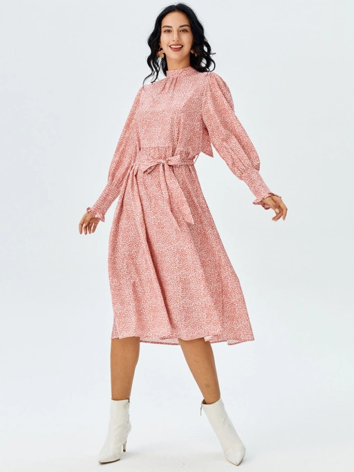 Профессиональная AI-генерация одежды на модели для платьев с моделью пышных форм, featuring студийная модель в минималистичной белой студии, стиль элегантности и уверенности.