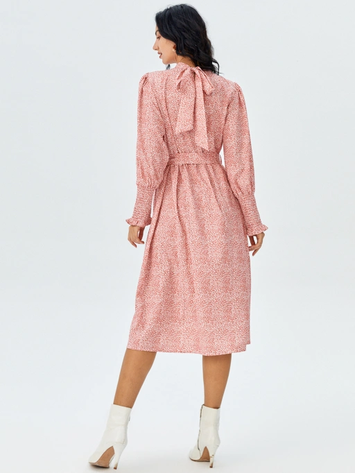 ブラックモデルを用いたドレスのプロフェッショナルAIプロダクト写真。ミニマルホワイトスタジオにてエレガントスタイルのブラックモデルがドレスを着用。