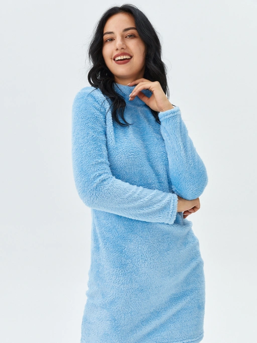 Colocar Ropa en Modelo IA para Vestidos con Modelo Estudio Latina presentando modelo estudiográfico latina usando Vestidos en Estudio Blanco Minimalista, estilo Confiable.