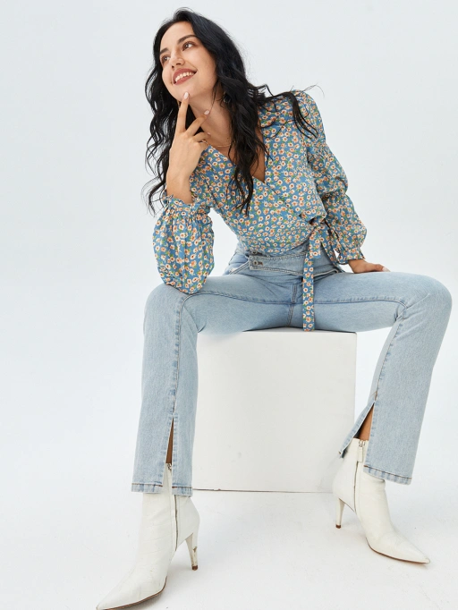 专业AI平铺转模特女性衬衫展示:拉丁裔模特身着浅蓝花卉棉混纺衬衫,极简白色工作室背景,专业商务风格。