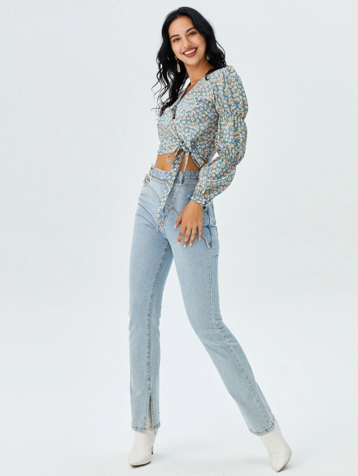 프로페셔널 AI 의상 모델: 여성 캐주얼 의류 세트를 입은 스튜디오 모델이 미니멀한 화이트 스튜디오에서 캐주얼하고 자신감 있는 스타일로 촬영