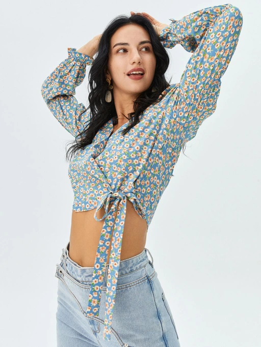 Colocar Roupas no Modelo com IA para Crop Tops Femininos com Modelo Curvilíneo, apresentando Modelo de Estúdio vestindo Tops em Estúdio Branco Minimalista, estilo profissional.