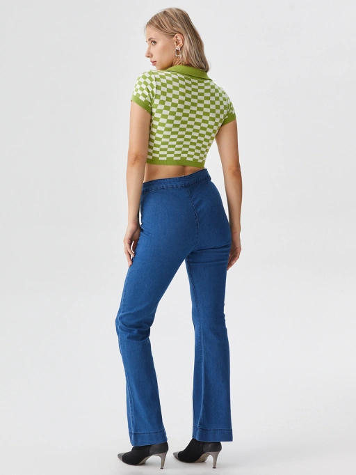 Modelo de IA para Ropa Femenina con Modelo de Estudio destacando Modelo de Estudio usando Jeans en Estudio Blanco Minimalista, estilo profesional.