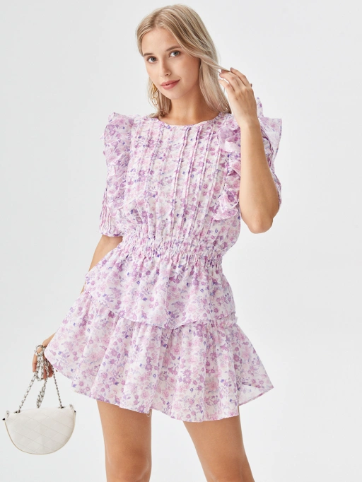 Fotografia profissional de produto AI para vestidos com modelo em estúdio, apresentando modelo usando vestido em estúdio branco minimalista, estilo relaxante.