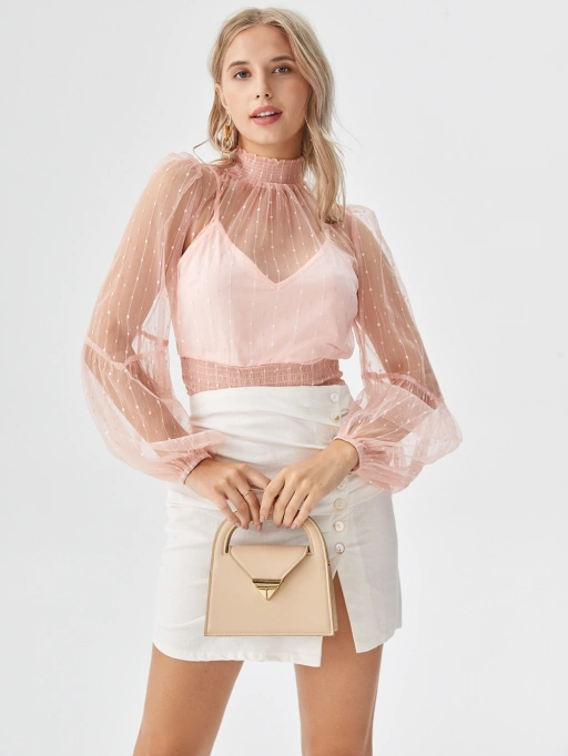 Профессиональная ИИ-фотосъемка женской блузы с моделью в минималистичной белой студии, стильный подход.