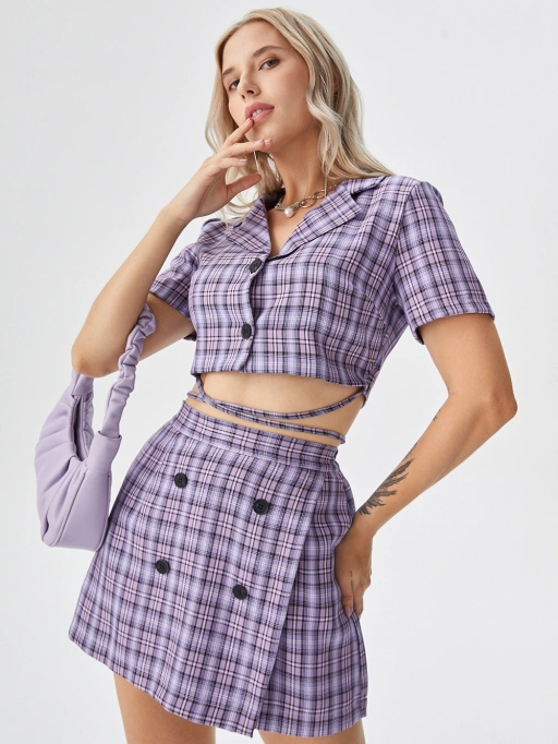 淡肌ツーピーススタジオモデルを活用したプロフェッショナルAI製品写真撮影。ミニマルホワイトスタジオ背景でツーピースセットを着用するモデルが撮影されています。