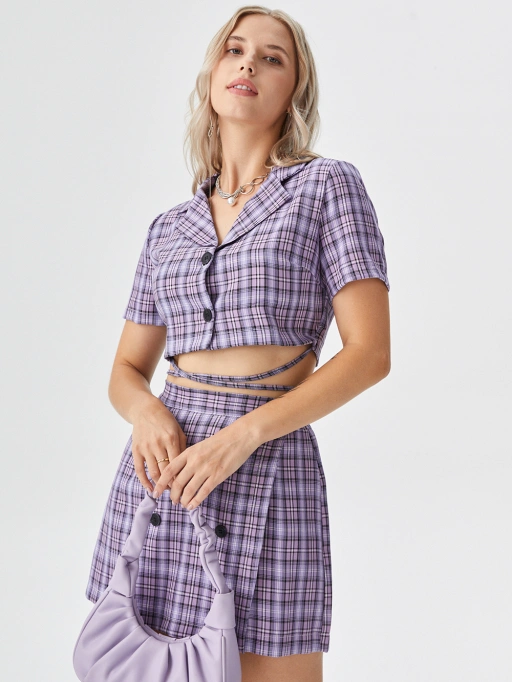 专业AI产品摄影:浅肤色女性格纹套装工作室模特,身着女装两件套,极简工作室背景,专业风格。